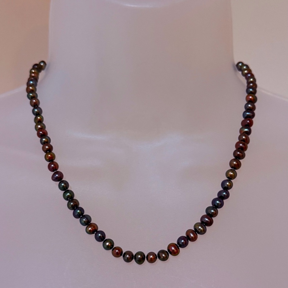 NWOT Gorgeous Multicolor Iridescent Pearl Bead Necklace